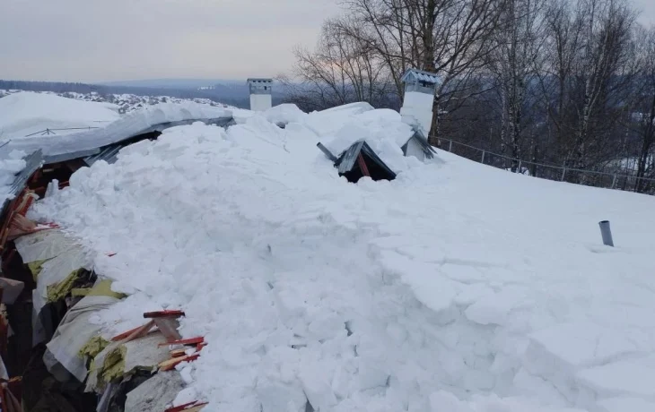 В Перми и крае из-за снега обрушились крыши домов