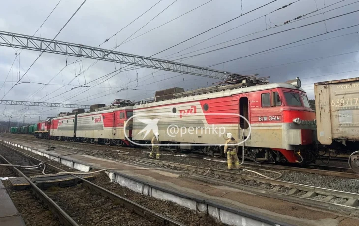 В Кизеле на ж/д вокзале загорелся электровоз К месту ЧП прибыли пожарно-спасательные подразделения В Кизеле на ж/д вокзале загорелся электровоз К месту ЧП прибыли пожарно-спасательные подразделения