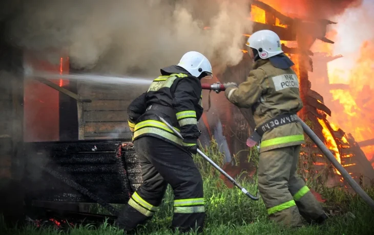Огнеборцы Александровска ликвидировали возгорание жилого дома.