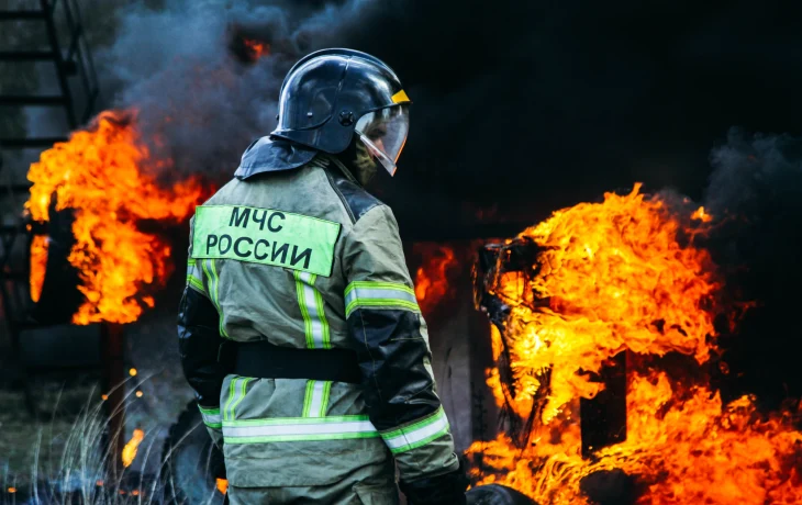 Пожар Кизеловском районе: возгорание кровли дома и надворных построек