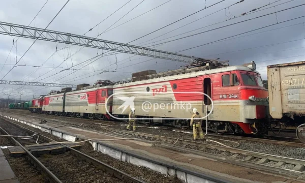 В Кизеле на ж/д вокзале загорелся электровоз К месту ЧП прибыли пожарно-спасательные подразделения В Кизеле на ж/д вокзале загорелся электровоз К месту ЧП прибыли пожарно-спасательные подразделения