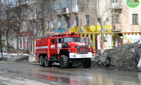 В городе Кизеле загорелся дом с баней