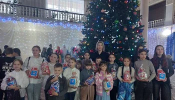 &laquo;Полицейский Дед Мороз&raquo; поздравил подшефных ребят с Новым годом