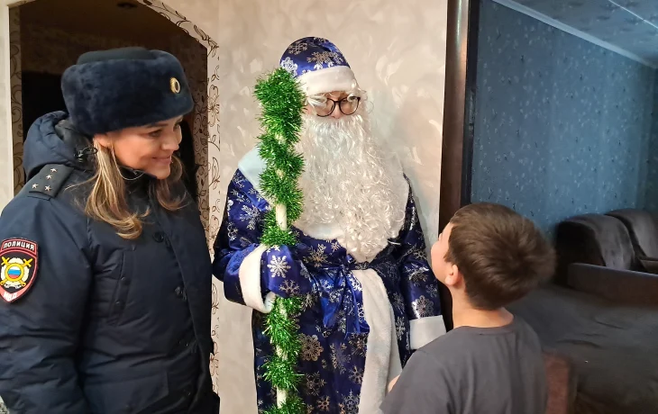 В Кизеле Полицейский Дед Мороз подарил новогоднее чудо детям В Кизеле Полицейский Дед Мороз подарил новогоднее чудо детям