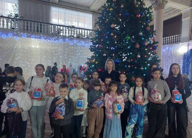 &laquo;Полицейский Дед Мороз&raquo; поздравил подшефных ребят с Новым годом