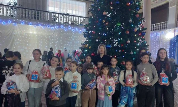 &laquo;Полицейский Дед Мороз&raquo; поздравил подшефных ребят с Новым годом