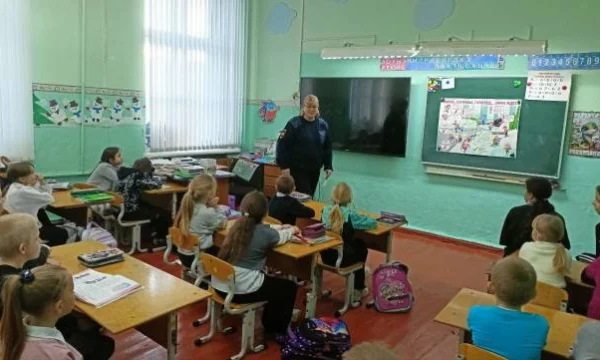 Сотрудники Госавтоинспекции накануне зимних каникул организовали встречу с учащимися