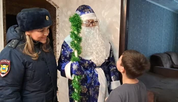 В Кизеле Полицейский Дед Мороз подарил новогоднее чудо детям