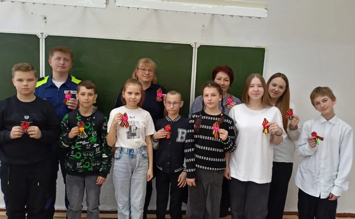 Представители Госавтоинспекции вместе с помощниками подготовили праздничные украшения ко Дню Победы Представители Госавтоинспекции вместе с помощниками подготовили праздничные украшения ко Дню Победы