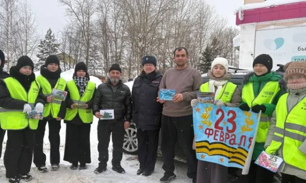 В Кизеле Госавтоинспекторы и ЮИД поздравили горожан с Днём защитника Отечества
